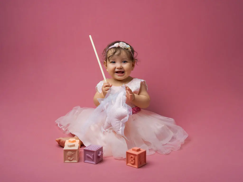 Bébé en robe de tulle rose