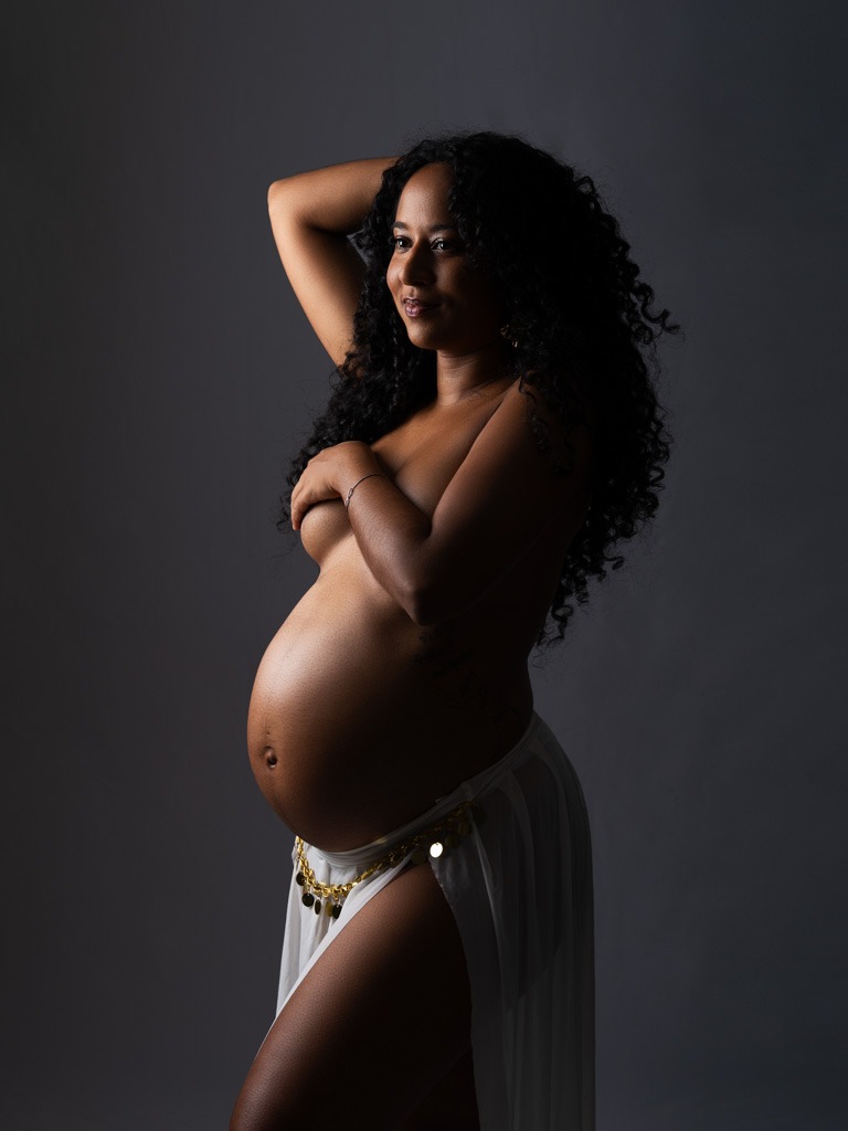 femme enceinte en clair obscur